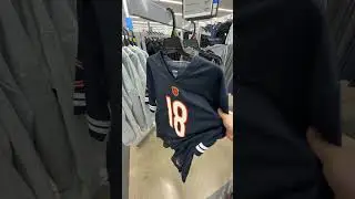 Walmart - футбольный матч между командами Chicago Bears и Green Bay Packers.