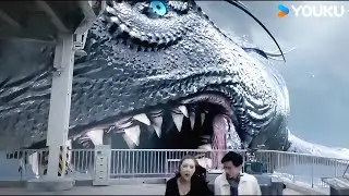 Woman leads man away from giant shark! | Megalodon Returns | YOUKU MONSTER MOVIE