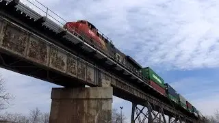 CN 2320 at Parry Sound (18APR2016)