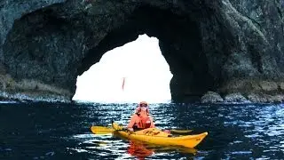 Bay of Islands kayak trip around Urupukapuka and Hole in the Rock - paddler