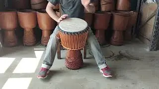 Djembe de Guin&eacute;e haut de gamme avec peau de veau fine