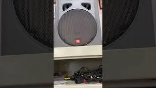 JBL Eon 15 thump