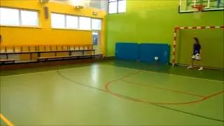 Przyjęcie piłki klatką piersiową zakończone strzałem na bramkę.
