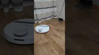 Робот - пылесос Ecovacs Deebot DE55 едет на зарядную станцию