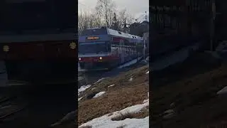 425 964-4 wjeżdża do Vysok&eacute; Tatry