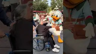 What a touching moment❤️ #disney #disneycharacters #disneyland #disneyparks #love #disneycartoons