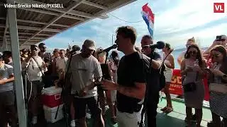 Cijeli trajekt pjevao u čast Olivera Dragojevića na putu za Velu Luku