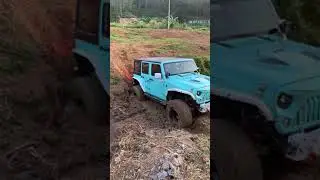 #Short_Wrangler is too confident to cross the mud ditch, now I need to dig a machine #牧马人jeep #SUV