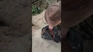 homem encontra uma mala perdida na praia com valor imens&uacute;ravel
