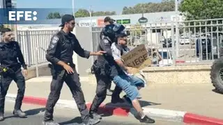 Israelíes marchan hacia Gaza, protestando contra la guerra y por el fin de la hambruna