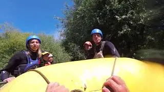 Nadando por debajo de la balsa - Curso Gu&iacute;a de Rafting - R&iacute;os Patagonia
