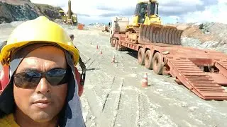 É assim a nossa vida de prancha #caminhão #aquietrabalho #maquinaspesadas #estrada #caminhoneiro