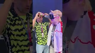 Rapper Ski Aggu signiert eine verspiegelte Skibrille bei einem Icon League-Spiel