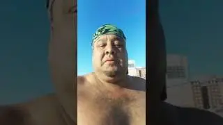 Tomando mate en la playa