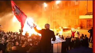 Protestuesit hedhin tymuese dhe gurë, policia përgjigjet me gaz lotsjellës