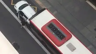 Un autob&uacute;s de la EMT embiste un coche parado en la calle San Vicente tras discutir con el conductor