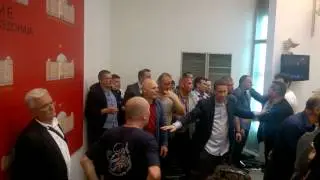 Толпата ги тепа пратениците, 27 април 2017