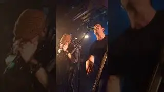Johnny Montreuil s'en va chiner la ferraille à la Maroquinerie.