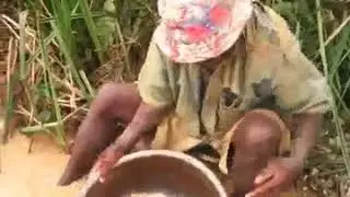 Gold in Uganda, C&oacute;mo encontrar oro, Kaberuka Elika buscando oro, Kisoro, Uganda