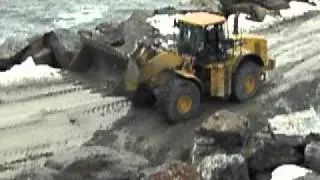 Cat 980 Vs Volvo L220.AVI