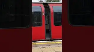 Strange noise on the central line closing doors London Underground #shorts #londonunderground #train