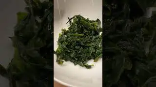 Alghe nere wakame condite con olio di sesamo, mirin, aceto bianco, salsa di soia, semi di sesamo