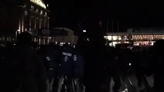 Polizei trennt Teilnehmer von AfD-Demo und Gegenprotest am Altmarkt