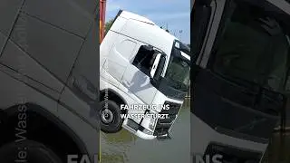 Was tun? LKW h&auml;ngt &uuml;ber Wasser 😳🚒 #feuerwehr #trier #lkw #unfall #wasser #polizei #&ouml;l #drehleiter