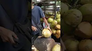 Skill Kupas Kelapa Muda #kelapamuda #coconut #youtubeshorts #viral #shorts
