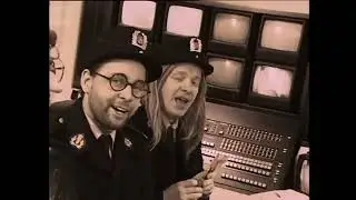 Kummeli - Poliisilaulajat - Niin Rauhaisaa