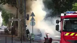 Voiture en feu avenue Rapp &agrave; Paris le 8 juillet 2013