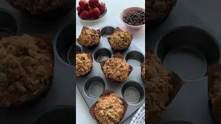 Bakery style banana chocolate chip muffins 🍌 #baking #sweet #dessert