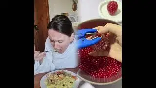 Угощаю маму