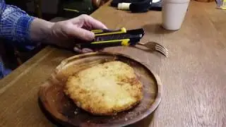 One hand cutting of meat - Fleisch schneiden mit einer Hand