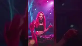 Wow! Energetic Dance Moves Light Up the Stage by the Sea!