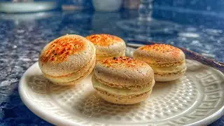 Les Macarons Vanille Caramel Beurre sal&eacute; fa&ccedil;on Cr&egrave;me Br&ucirc;l&eacute;e