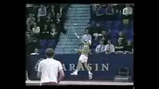 Roger Federer's reverse smash