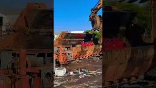 This Car Crusher is insane! #scrap #car