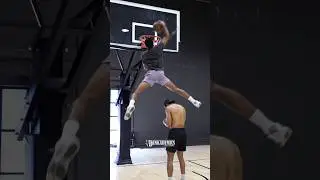 NEW Dunk by 5&rsquo;11&rdquo; Tyler Currie!