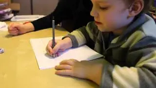 Adaś ma 3,5 i autyzm. Jest prowadzony metodą krakowską. Uczy się pisać.