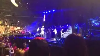 Liam Payne & Louis Tomlinson slip onstage at the STAPLES CE