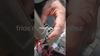 soplando las partes el&eacute;ctricas colocando la tarjeta y Armando el evaporador
