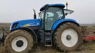 Claas Axion 820 + Rabewerk ,New Holland  T7060 + Vogel Noot , hard ploughing