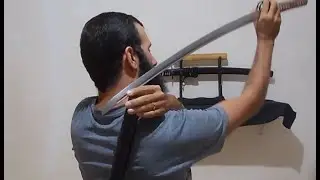 Monark e Bras&atilde;o de armas - D&aacute; sim para carregar e sacar uma espada das costas.