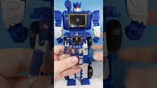 How do these cost the same?! Well... Transformers Titan Changer Soundwave