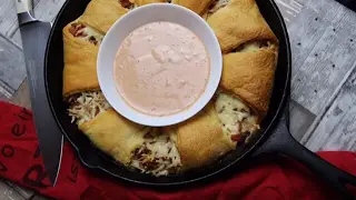 Käse Schinken Croissant Ring aus der Gusspfanne - deutsches Grill- und BBQ-Rezept - 0815BBQ