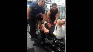 Jorge entrenando en el Leg press (Hoist) de Ten Club