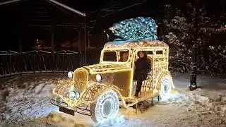 Park w Koszalinie po zmroku. Śnieg i iluminacje