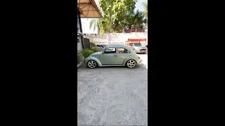 Fusca 1300 L 1983, com rodas de Porsche e interior do Golf GTi!