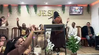 Pra Priscila Ribeiro pregando no 3º dia de festividade - Tema Neemias 6:3